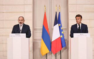Nikol Pashinyan and Emmanuel Macron meet in Paris