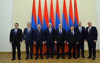 Премьер-министр Пашинян с главами делегаций–участников заседания ЕМПС был принят президентом Армении