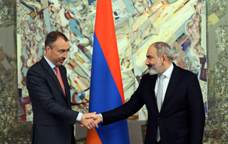 Премьер-министр Пашинян принял специального представителя ЕС Тойво Клаара