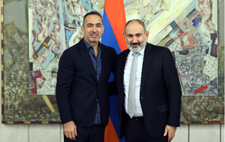 Nikol Pashinyan receives Youri Djorkaeff