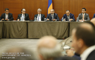 «Բարեգործության տրամաբանությունը պետք է փոխարինենք աշխատանքի տրամաբանությամբ». ՀՀ վարչապետը Մոսկվայում հանդիպել է ռուսաստանաբնակ հայազգի գործարարներին