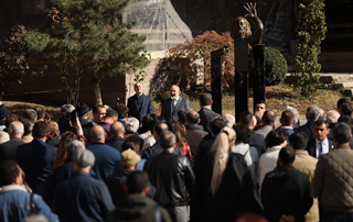 Վարչապետը տիկնոջ հետ ներկա է գտնվել դիրիժոր Օհան Դուրյանի արձանի բացման արարողությանը