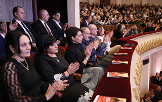 PM Pashinyan, together with his wife, attends the charity concert in support of the soldiers being treated at the Soldier's Home