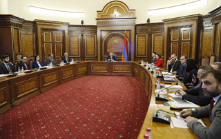 Продолжаются обсуждения о внедрении комплексной системы медицинского страхования

