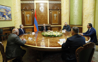 PM Pashinyan meets with the leaders of extra-parliamentary political forces