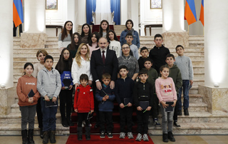 Le Premier ministre Pashinyan a reçu un groupe d'écoliers de la région de Syunik 