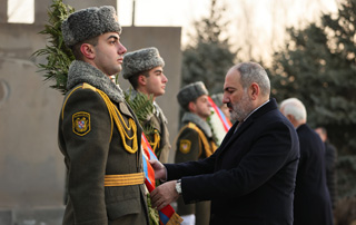 Le Premier ministre visite le Panthéon militaire de "Yerablur"