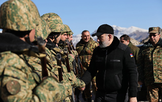 Le Premier ministre a visité les positions militaires à la veille du Nouvel An