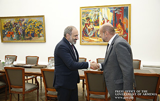 Nikol Pashinyan a reçu le bienfaiteur  Albert Bogossian