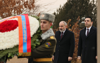 À l'occasion de la Journée de l'Armée, le Premier ministre Nikol Pashinyan a visité le Panthéon de "Yerablur"
