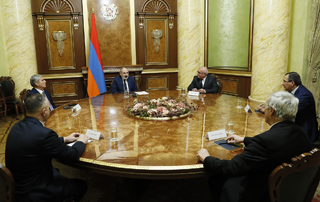 The Prime Minister meets with the leaders of extra-parliamentary political forces