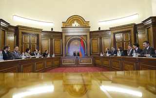 Le Premier ministre Pashinyan préside la discussion sur le cadre fiscal préliminaire des dépenses à moyen terme 2024-2026
