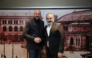 Le Premier ministre Pashinyan a une rencontre informelle avec Charles Michel