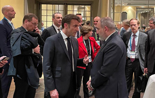 Le Premier ministre Pashinyan a eu un bref entretien avec Emmanuel Macron