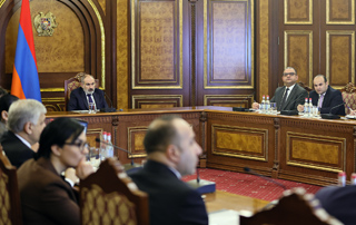 Le Premier ministre Pashinyan préside la consultation sur le plan de dépenses à moyen terme 2024-2026

