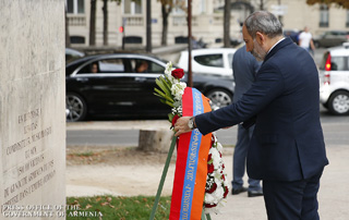 Стартовал визит Никола Пашиняна во Францию: премьер-министр возложил венок к памятнику Комитасу и встретился с представителями армянской общины
