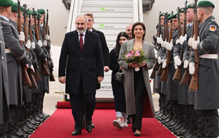 Премьер-министр вместе с супругой с рабочим визитом прибыл в Берлин