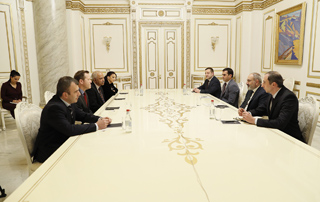 Премьер-министр Пашинян принял вице-президента компании Microchip Technology