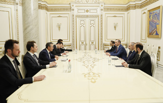 Премьер-министр Пашинян принял председателя организации “Rasmussen Global” Андерса Фога Расмуссена
