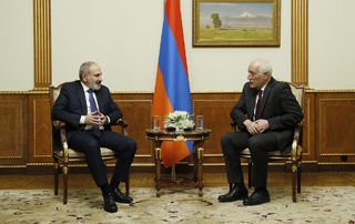 Prime Minister Nikol Pashinyan meets with President Vahagn Khachaturyan