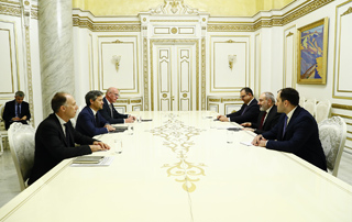 The Prime Minister receives the vice president of Philip Morris International