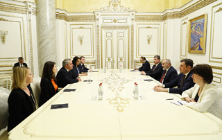 The Prime Minister receives the President of the Regional Council of Hauts-de-France 