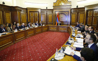 Le Premier ministre Pashinyan a présidé une consultation sur le plan fiscal et de dépenses du cadre de dépenses à moyen terme 2024-2026