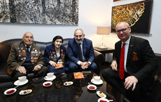 Le Premier ministre a rencontré les vétérans Arméniens de la Grande Guerre patriotique à Moscou