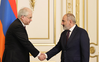 Prime Minister Pashinyan receives Igor Khovaev