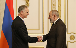 Prime Minister Pashinyan receives Louis Bono

