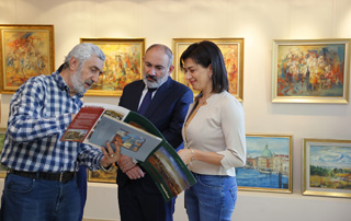 The Prime Minister, together with his wife, gets acquainted with Valmar's works