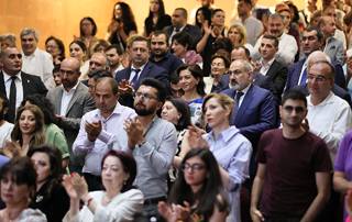 The Prime Minister, together with his wife, attends "Before the beautiful break. Ohan Durian" documentary movie premiere