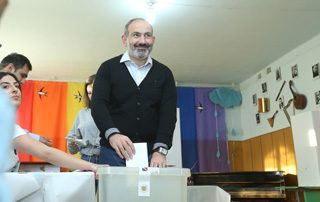 Премьер-министр проголосовал на столичном избирательном участке номер 8/16