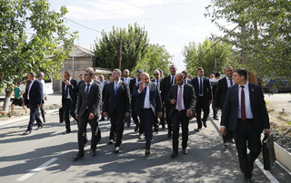 Le Premier ministre prend connaissance de l'avancement des programmes mis en œuvre dans les différentes communautés de la région d'Ararat