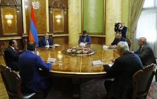 The Prime Minister meets with the leaders of extra-parliamentary political forces
