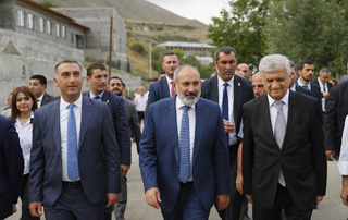 The Prime Minister gets acquainted with the progress of programs implemented in different communities in Syunik Province 