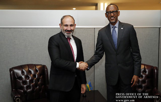 Nikol Pashinyan meets with Paul Kagame