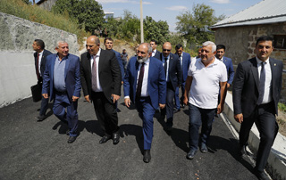 Le Premier ministre Pashinyan a fait des arrêts imprévus dans la région de Tavush et a pris connaissance de l'état d'avancement des travaux de construction de routes 
