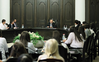 Премьер-министр Пашинян принял участников программы “Летняя школа” НС

