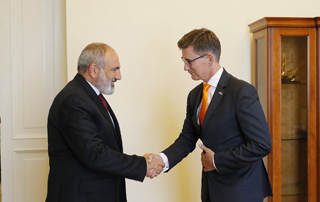 Премьер-министр принял завершающего свою дипломатическую миссию в Республике Армения посла Нидерландов