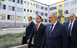 The Prime Minister gets acquainted with the progress of projects implemented in different administrative districts in Yerevan