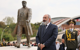 Մարզահամերգային համալիրի դիմաց բացվեց Կարեն Դեմիրճյանի բրոնզաձույլ արձանը