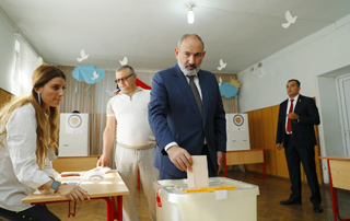 Премьер-министр вместе с супругой проголосовал на избирательном участке 8/16