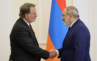 Le Premier ministre Pashinyan a reçu le Sénateur américain, Gary Peters