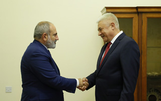 Премьер-министр Пашинян принял министра внутренних дел РФ