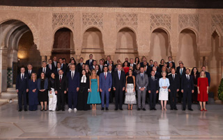 The Prime Minister and his daughter participate in the official dinner given in honor of the guests of the European Political Community Summit