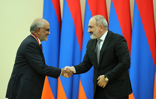 Le Premier ministre Pashinyan a remis le prix d'État de la République d'Arménie pour l'investissement mondial dans le secteur des technologies de l'information à Shantanu Narayen, président directeur général d'Adobe