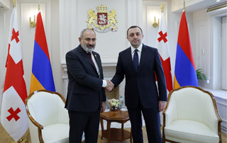 Nikol Pashinyan and Irakli Garibashvili hold a private conversation