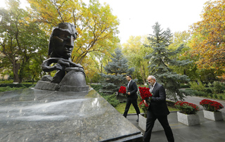 Премьер-министр Пашинян почтил память жертв преступления 27 октября 1999 года