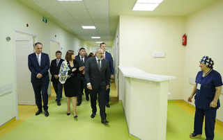 À l'heure actuelle, on a réalisé des investissements d'une valeur d'environ 100 millions de dollars dans le système de santé arménien. Le Premier ministre a assisté à la cérémonie d'ouverture du nouveau bâtiment du Martuni Medical Center

 
